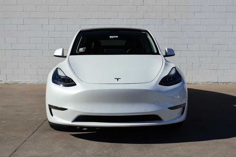 Tesla Model Y Vehicle Full-screen Gallery Image 02