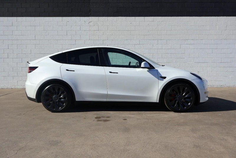 Tesla Model Y Vehicle Full-screen Gallery Image 04