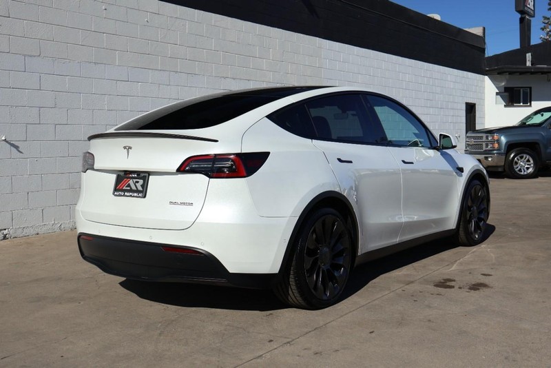 Tesla Model Y Vehicle Full-screen Gallery Image 05