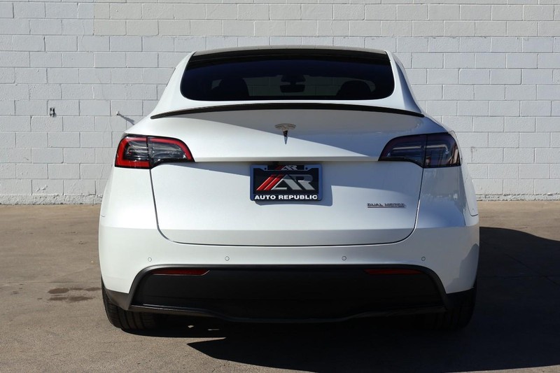 Tesla Model Y Vehicle Full-screen Gallery Image 06