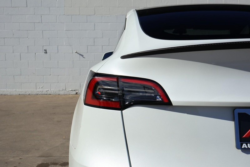 Tesla Model Y Vehicle Full-screen Gallery Image 07