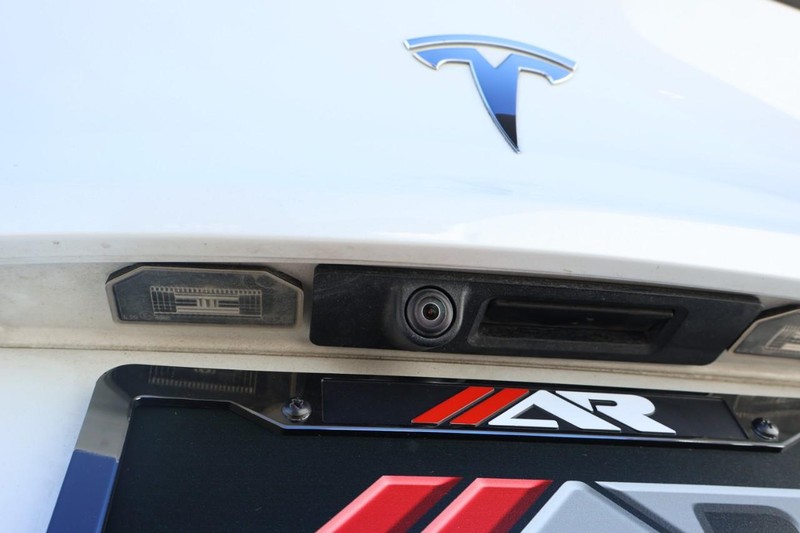 Tesla Model Y Vehicle Full-screen Gallery Image 08