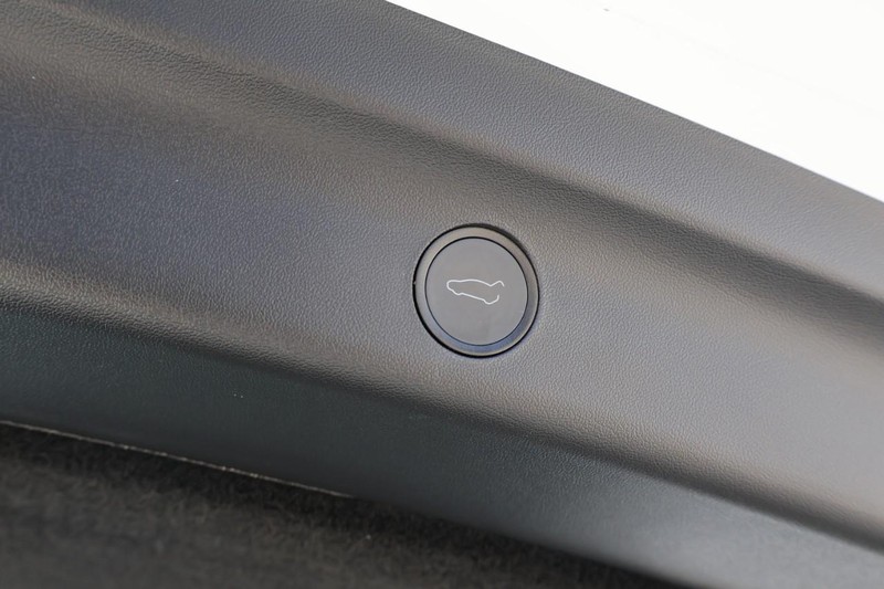 Tesla Model Y Vehicle Full-screen Gallery Image 10