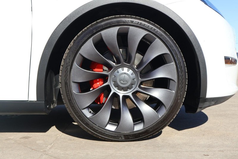 Tesla Model Y Vehicle Full-screen Gallery Image 14