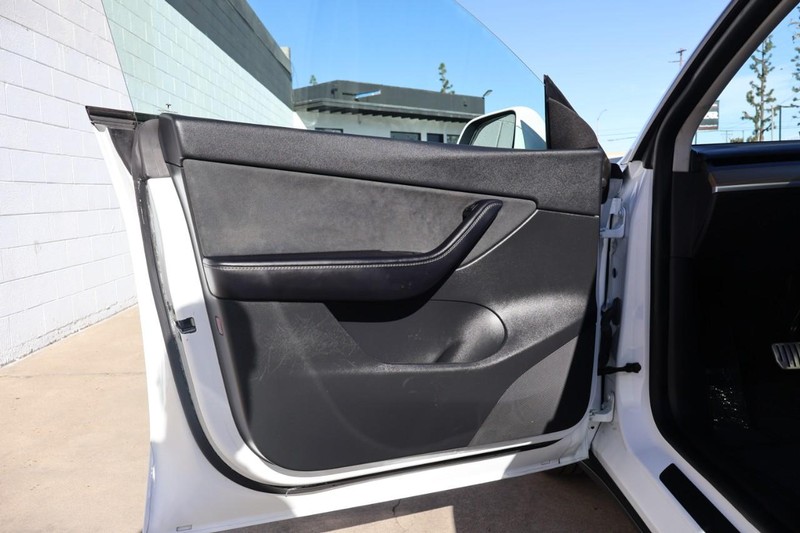 Tesla Model Y Vehicle Full-screen Gallery Image 16