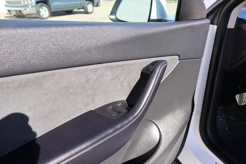 Tesla Model Y Vehicle Full-screen Gallery Image 17