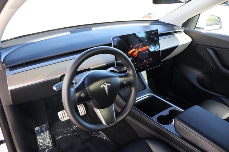 Tesla Model Y Vehicle Full-screen Gallery Image 18