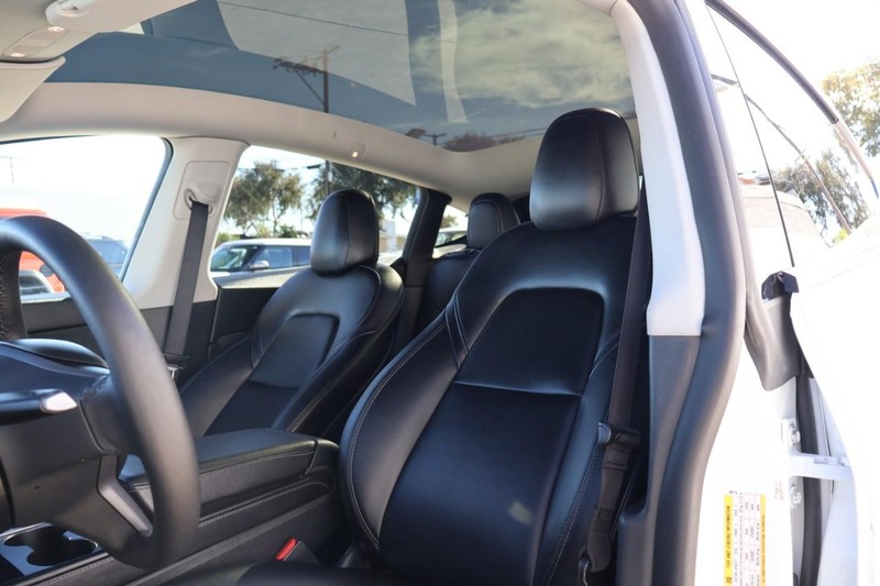 Tesla Model Y Vehicle Full-screen Gallery Image 19