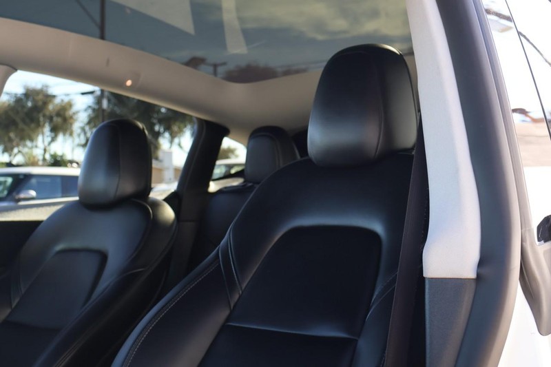 Tesla Model Y Vehicle Full-screen Gallery Image 20