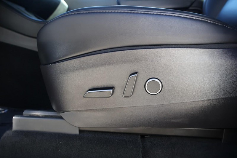 Tesla Model Y Vehicle Full-screen Gallery Image 21