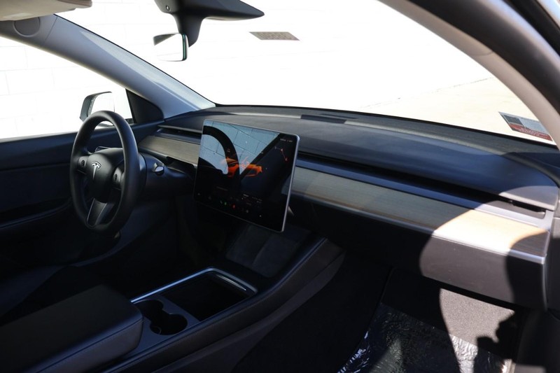 Tesla Model Y Vehicle Full-screen Gallery Image 22