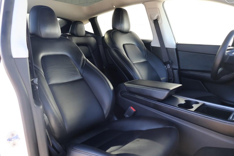 Tesla Model Y Vehicle Full-screen Gallery Image 23