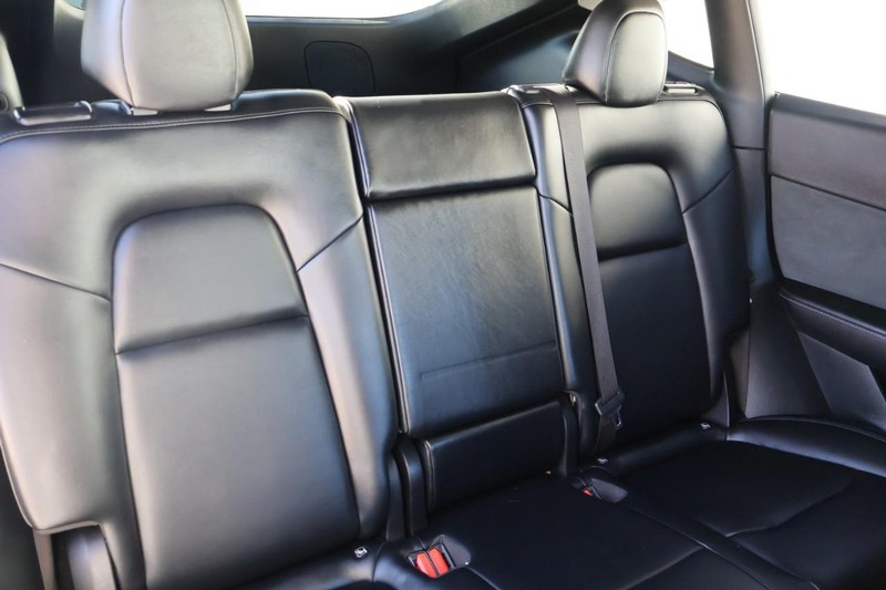 Tesla Model Y Vehicle Full-screen Gallery Image 24