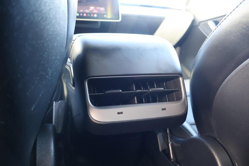 Tesla Model Y Vehicle Full-screen Gallery Image 26