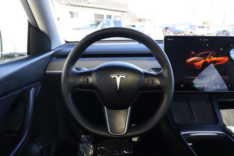 Tesla Model Y Vehicle Full-screen Gallery Image 28