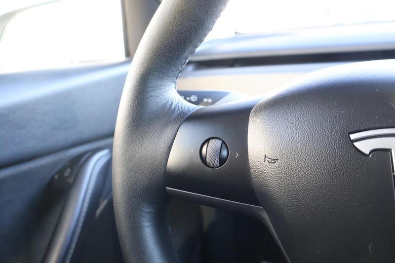 Tesla Model Y Vehicle Full-screen Gallery Image 29