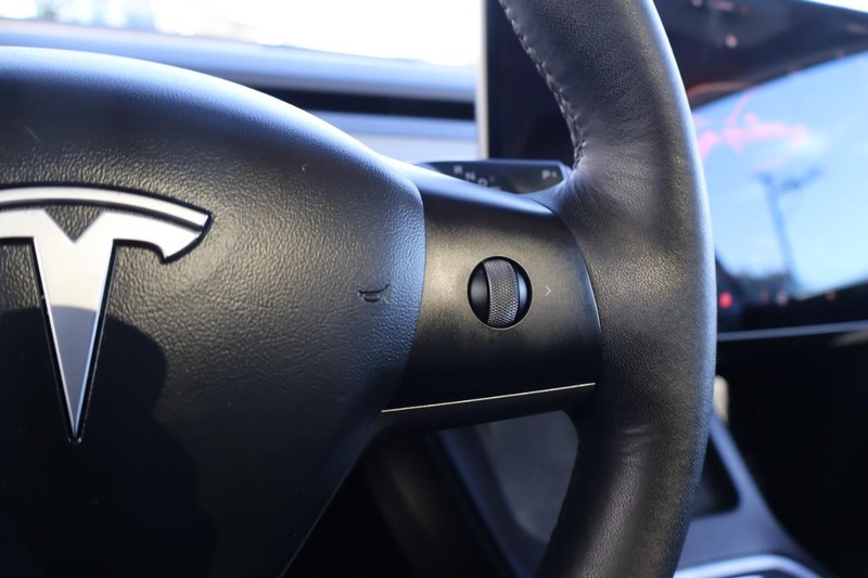 Tesla Model Y Vehicle Full-screen Gallery Image 30