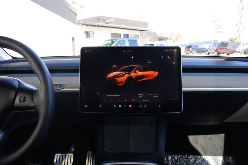 Tesla Model Y Vehicle Full-screen Gallery Image 32