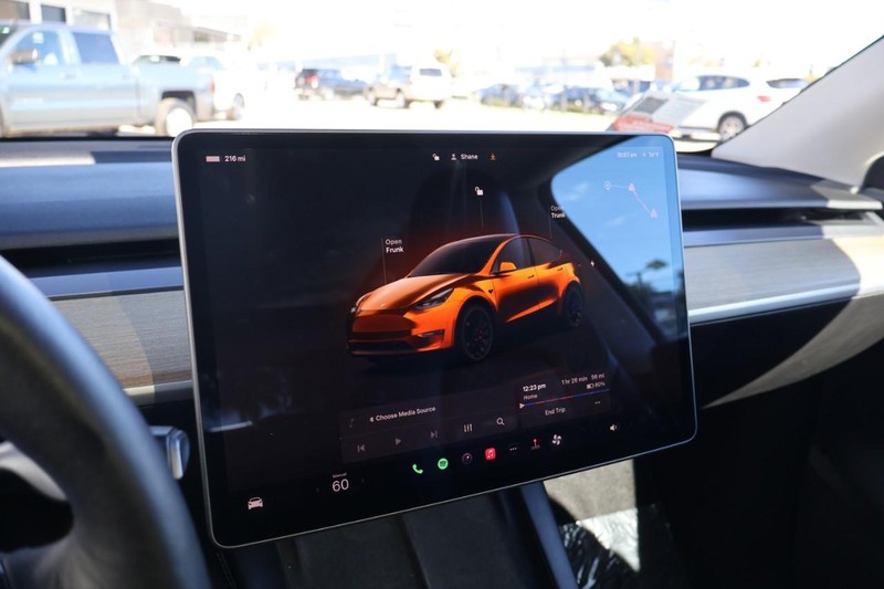 Tesla Model Y Vehicle Full-screen Gallery Image 33