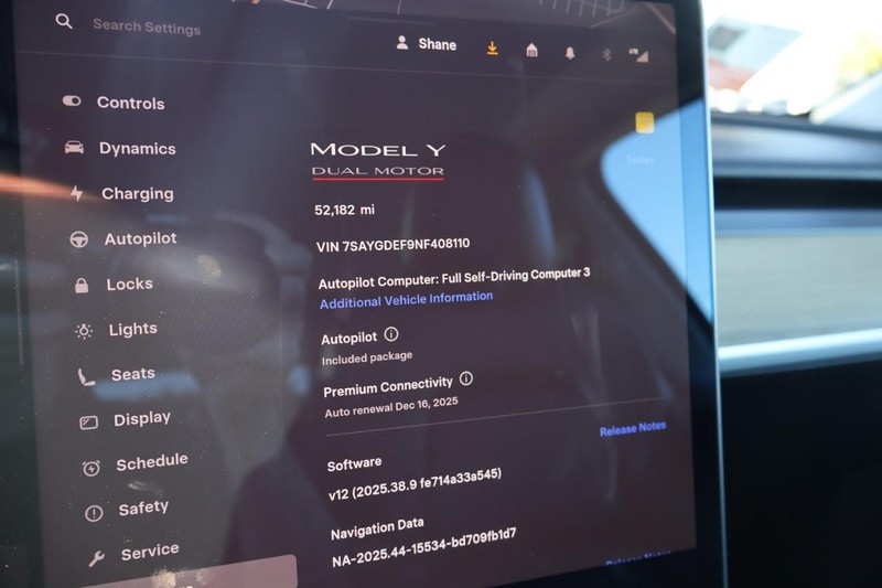 Tesla Model Y Vehicle Full-screen Gallery Image 36