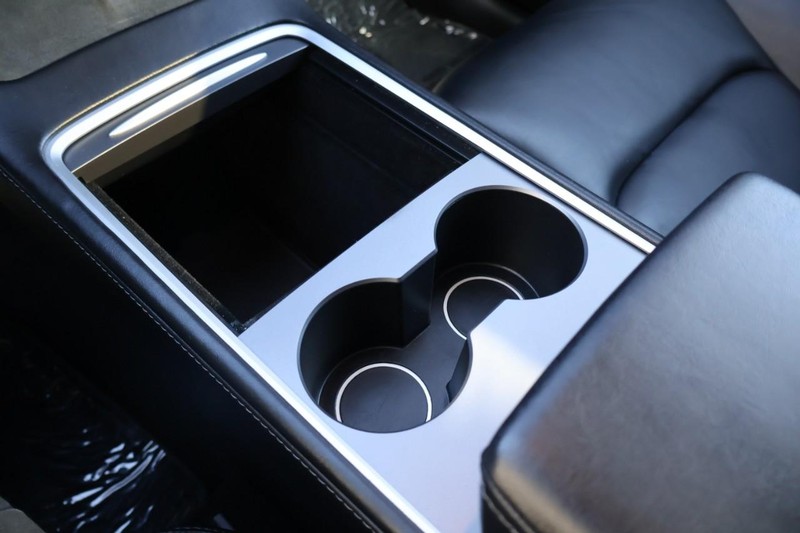 Tesla Model Y Vehicle Full-screen Gallery Image 37