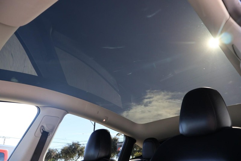 Tesla Model Y Vehicle Full-screen Gallery Image 38