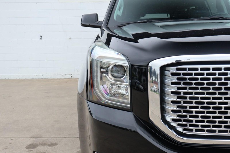 GMC Yukon XL Vehicle Full-screen Gallery Image 03