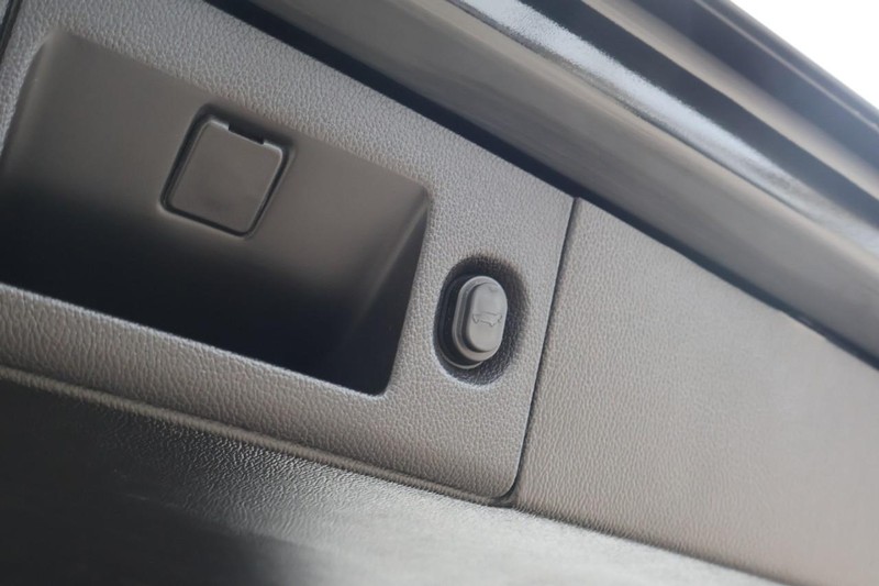 GMC Yukon XL Vehicle Full-screen Gallery Image 09