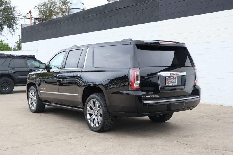 GMC Yukon XL Vehicle Full-screen Gallery Image 10