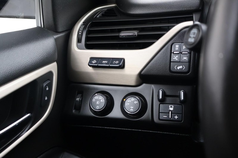 GMC Yukon XL Vehicle Full-screen Gallery Image 18