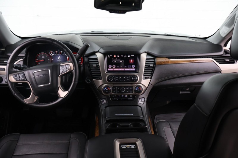 GMC Yukon XL Vehicle Full-screen Gallery Image 28