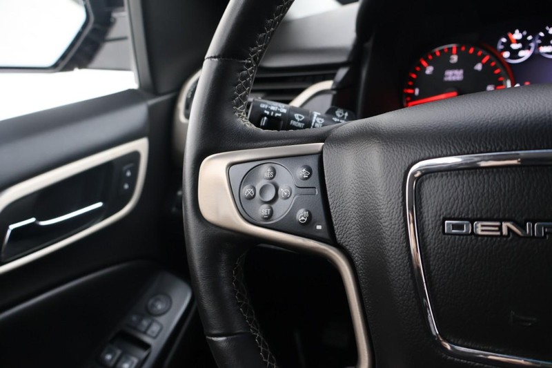 GMC Yukon XL Vehicle Full-screen Gallery Image 31