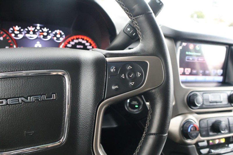 GMC Yukon XL Vehicle Full-screen Gallery Image 32