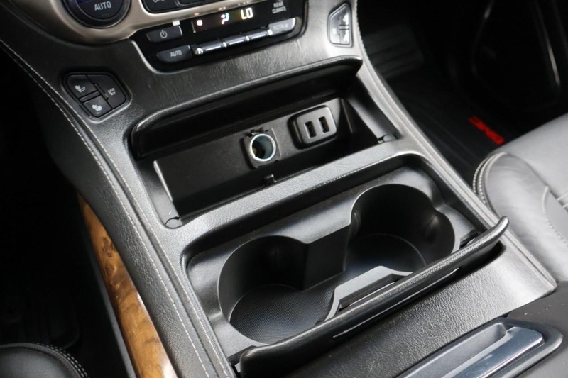 GMC Yukon XL Vehicle Full-screen Gallery Image 39