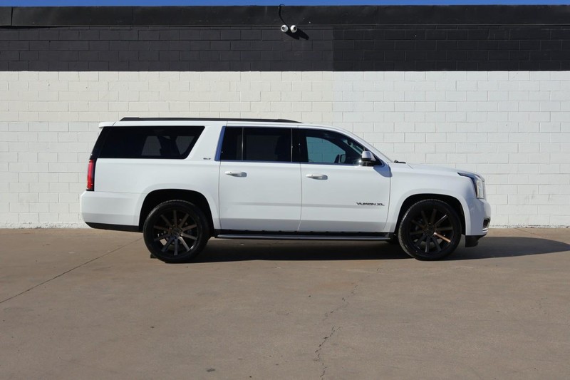GMC Yukon XL Vehicle Full-screen Gallery Image 04