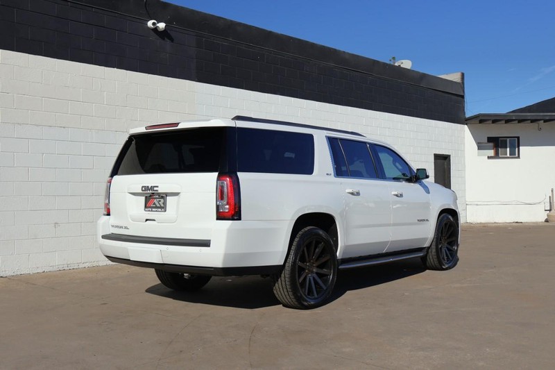 GMC Yukon XL Vehicle Full-screen Gallery Image 05