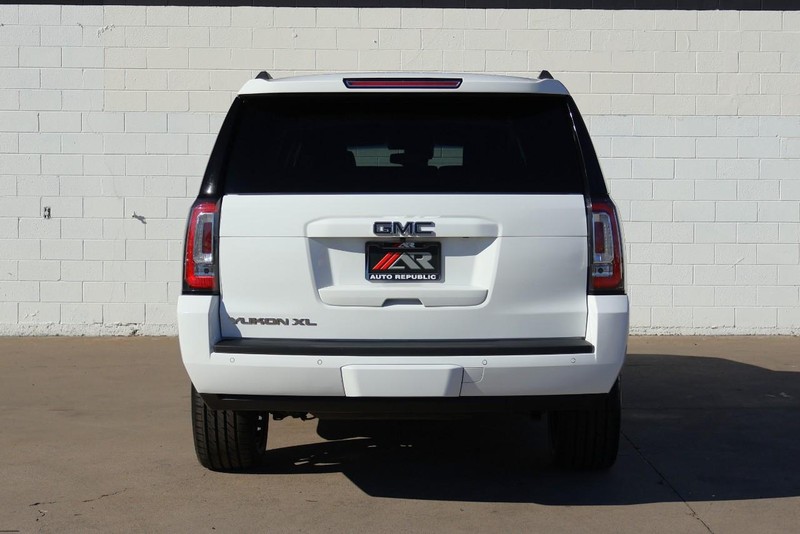 GMC Yukon XL Vehicle Full-screen Gallery Image 06