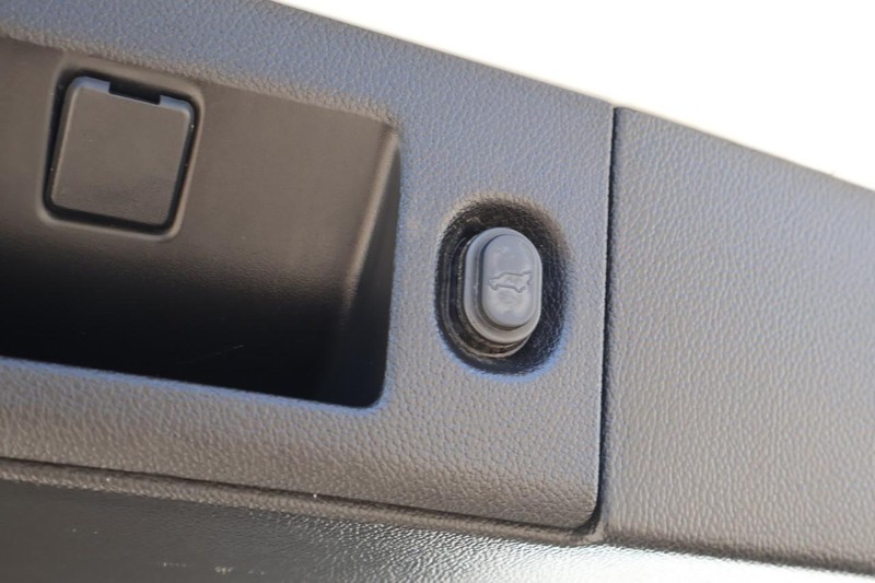 GMC Yukon XL Vehicle Full-screen Gallery Image 10