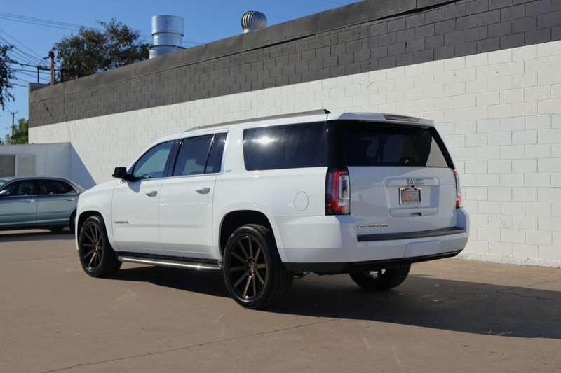 GMC Yukon XL Vehicle Full-screen Gallery Image 11