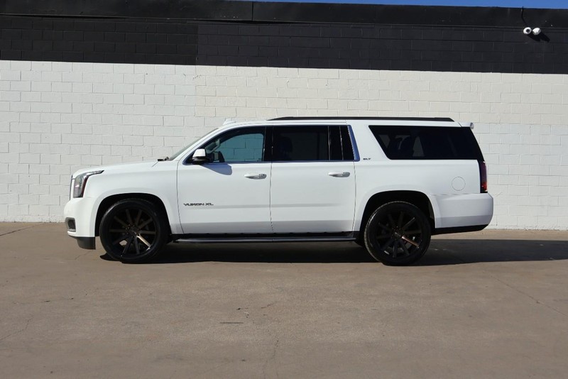 GMC Yukon XL Vehicle Full-screen Gallery Image 12