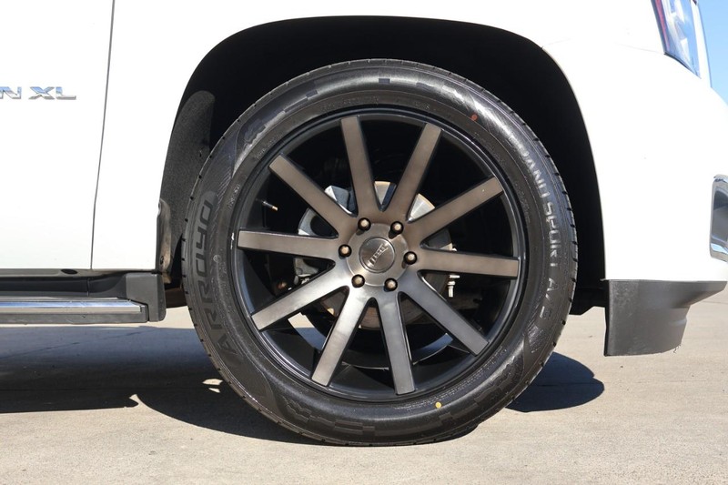 GMC Yukon XL Vehicle Full-screen Gallery Image 15