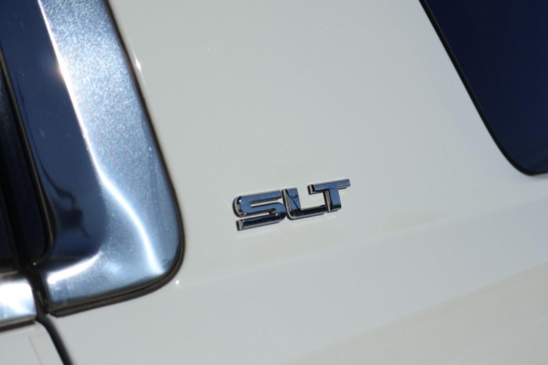 GMC Yukon XL Vehicle Full-screen Gallery Image 16