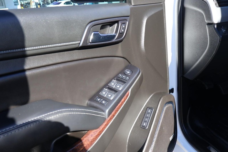 GMC Yukon XL Vehicle Full-screen Gallery Image 19