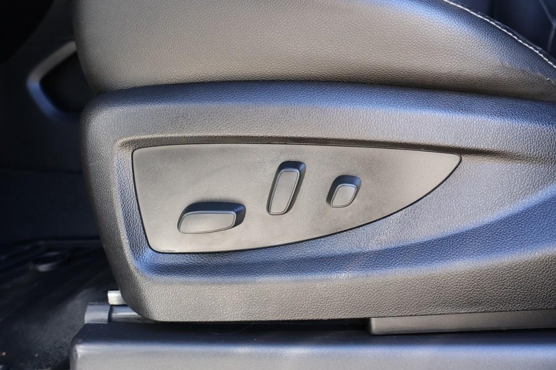 GMC Yukon XL Vehicle Full-screen Gallery Image 21