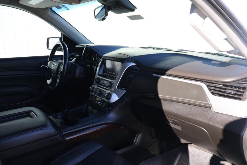 GMC Yukon XL Vehicle Full-screen Gallery Image 24