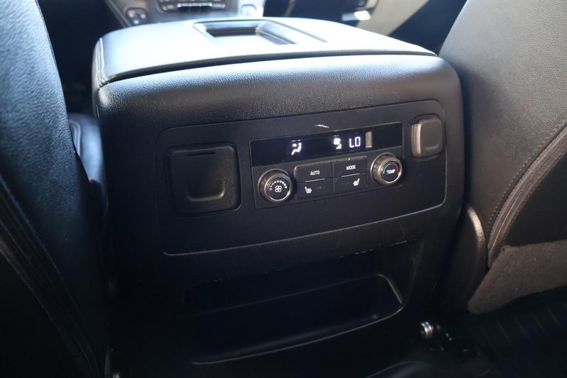 GMC Yukon XL Vehicle Full-screen Gallery Image 28