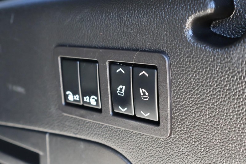 GMC Yukon XL Vehicle Full-screen Gallery Image 29