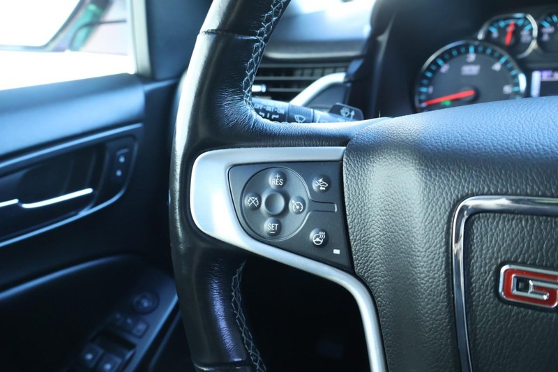 GMC Yukon XL Vehicle Full-screen Gallery Image 33