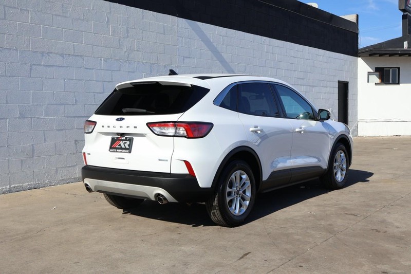 Ford Escape Vehicle Full-screen Gallery Image 05