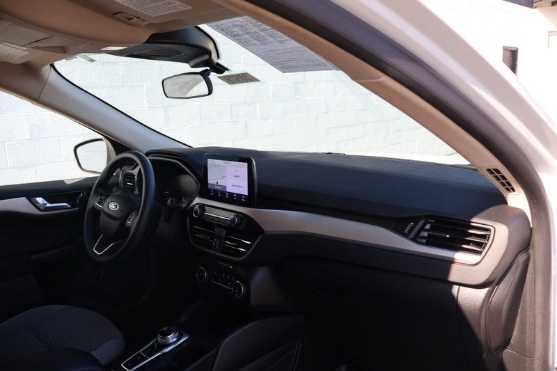 Ford Escape Vehicle Full-screen Gallery Image 21